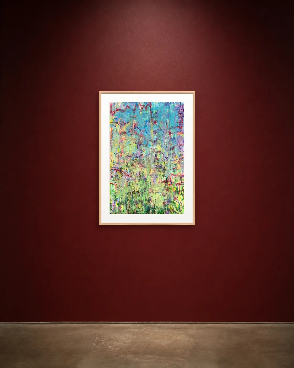 Iridescent Field gerahmt an einer bordeauxroten Wand
